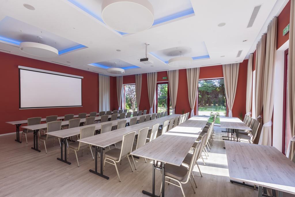 Palac Nieznanice Zabytek Goscinny Ze Spa Εξωτερικό φωτογραφία